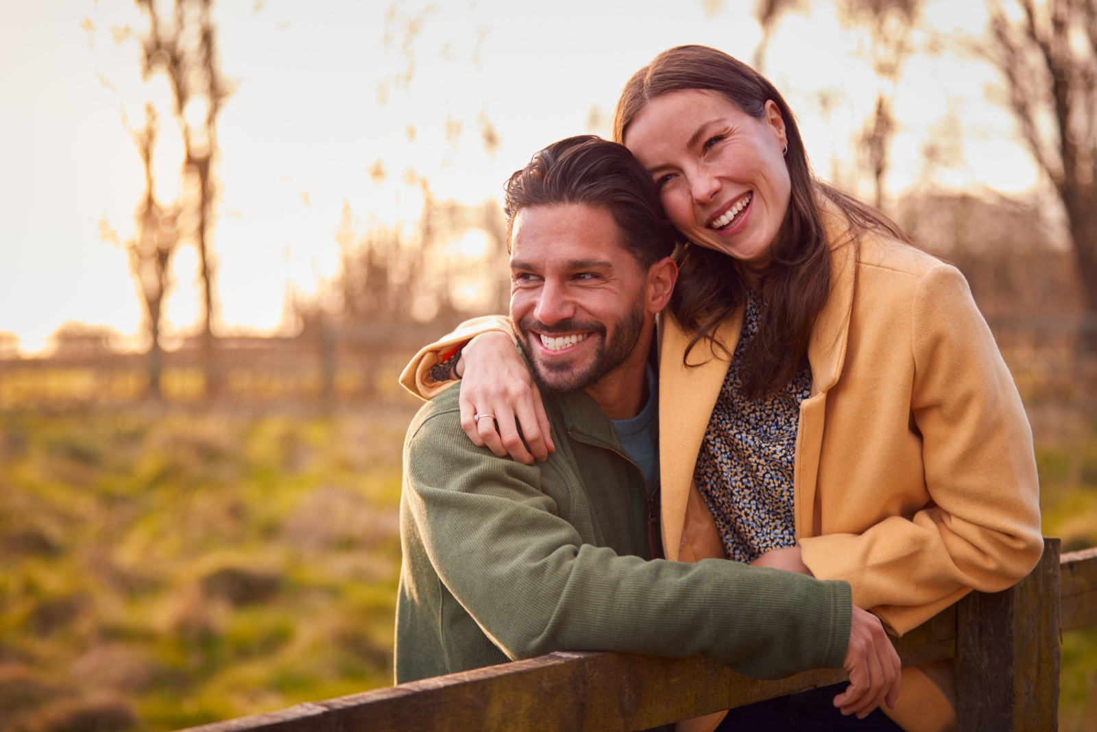 casal a abraçar-se