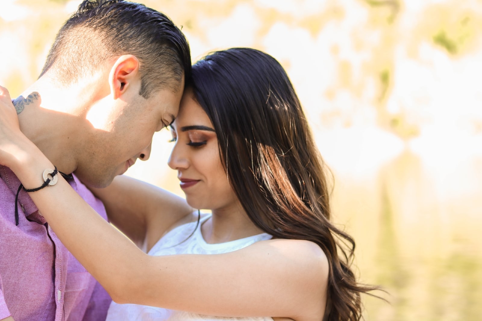 hombre y mujer abrazados al aire libre