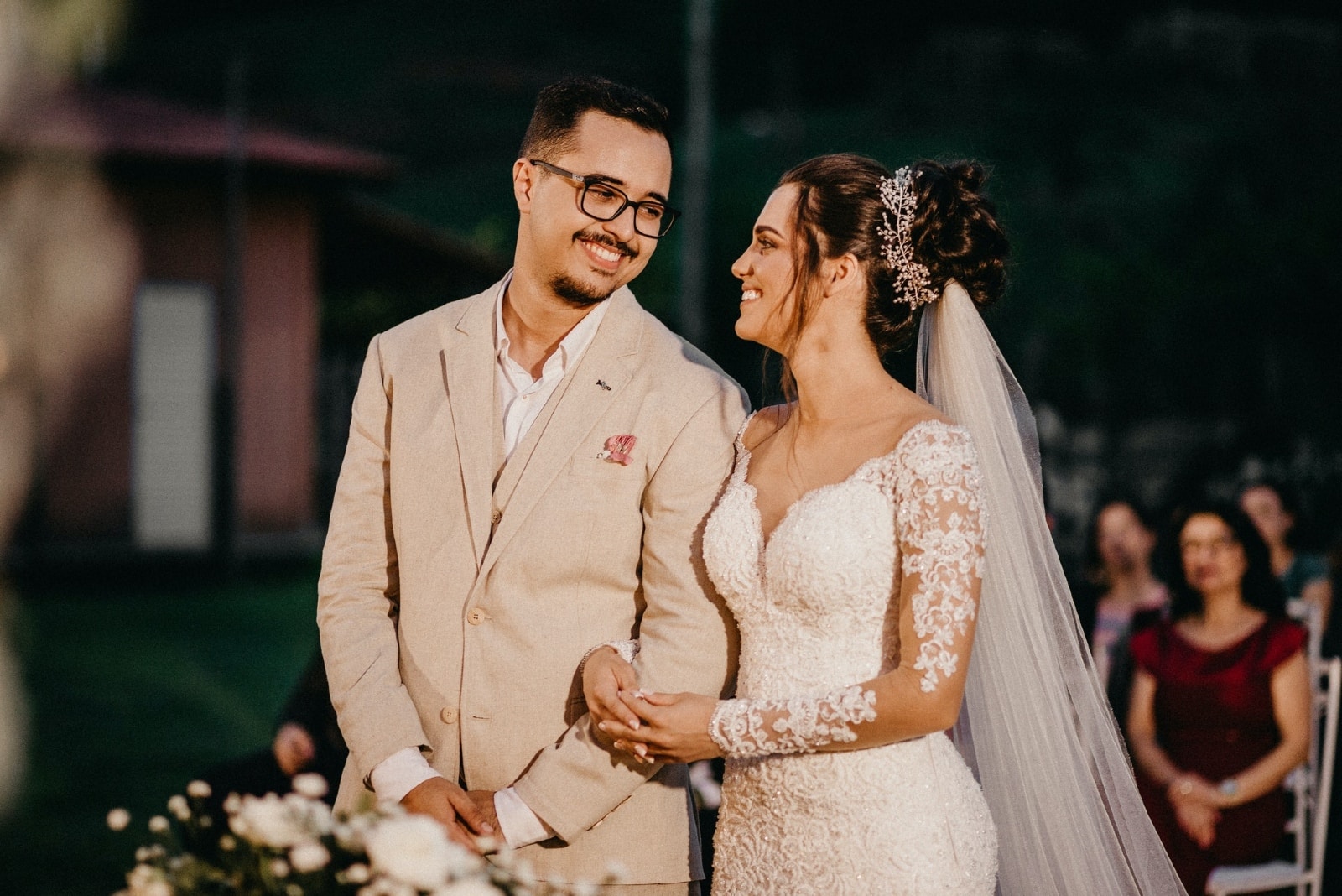 el novio y la novia se miran a los ojos al aire libre