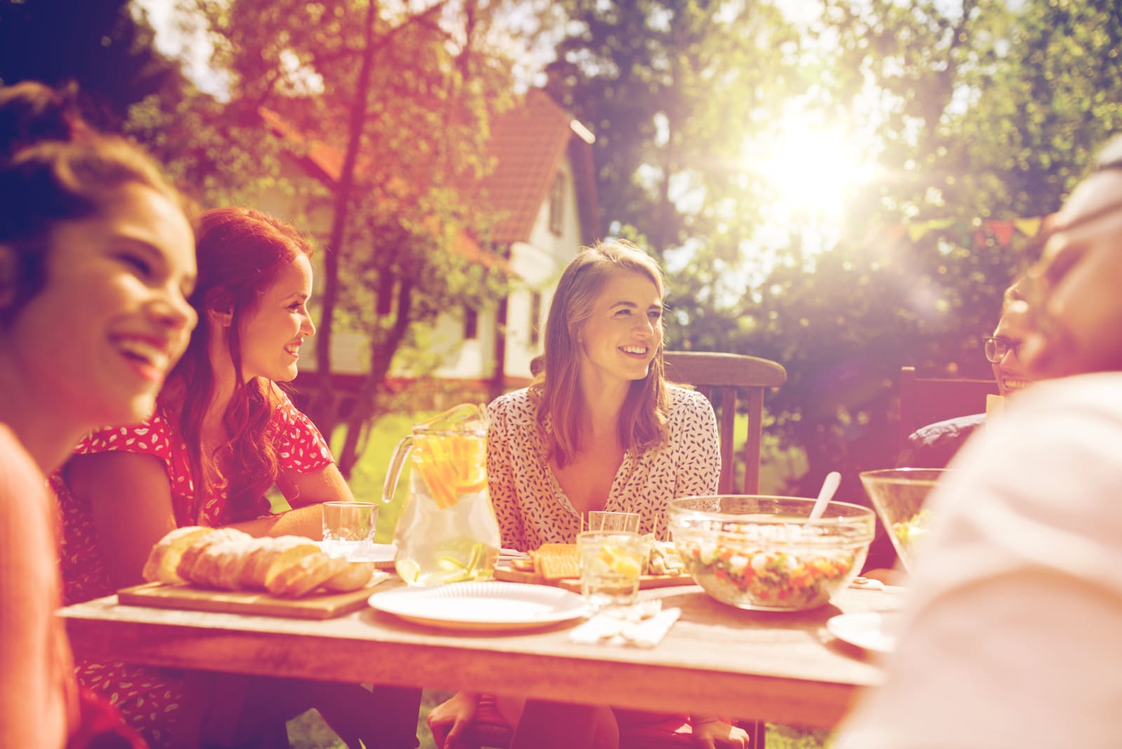 I having dinner now. Счастливая еда. Друзья обедают на лавке. Girls having dinner fun time photos. Girls dinner having fun.