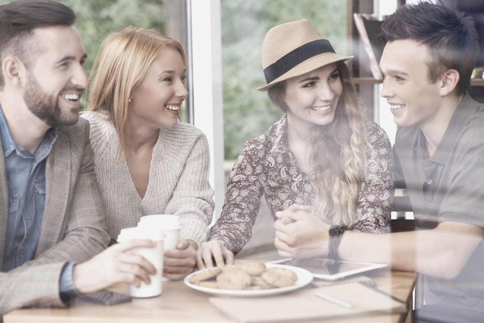 gruppo di coppie di amici che chiacchierano in un caffè