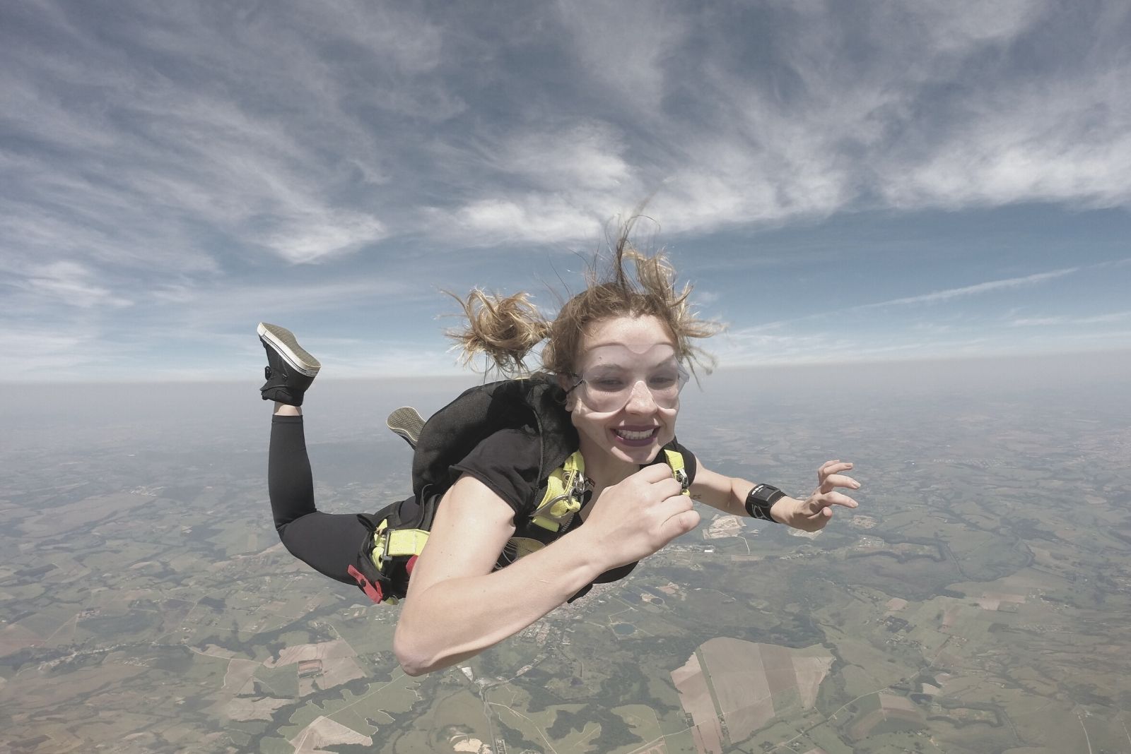 bella donna skydiver salto e planare in aria