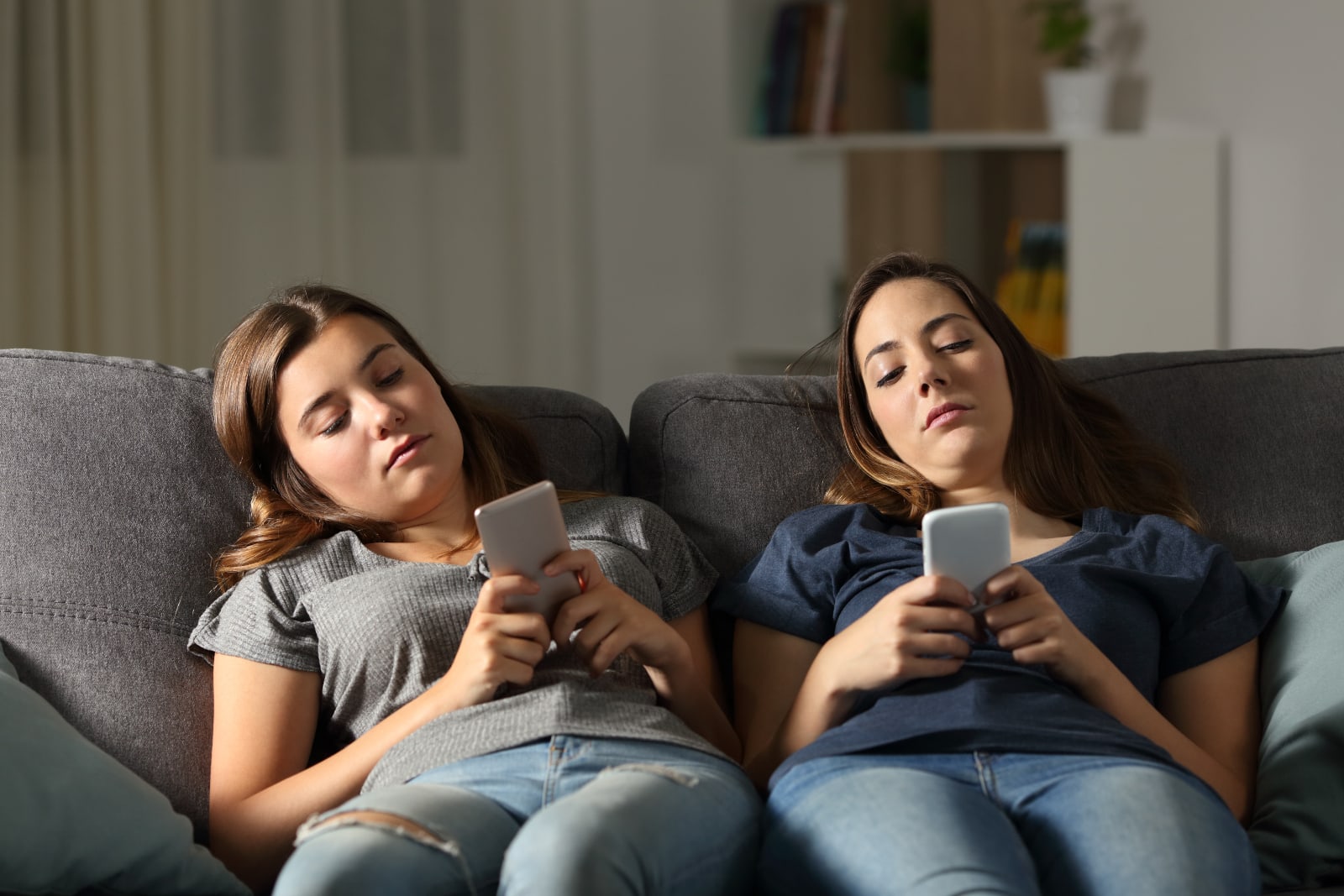 dos chicas perezosas en el sofá