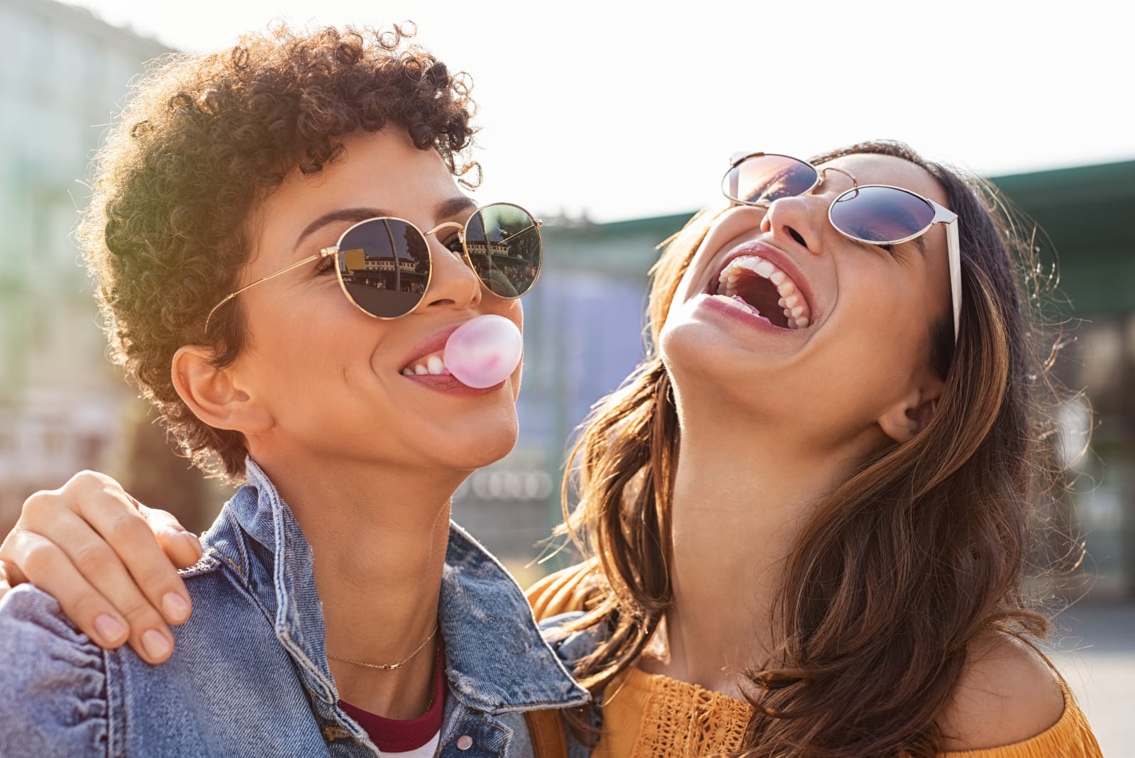 duas jovens raparigas a sorrir ao ar livre