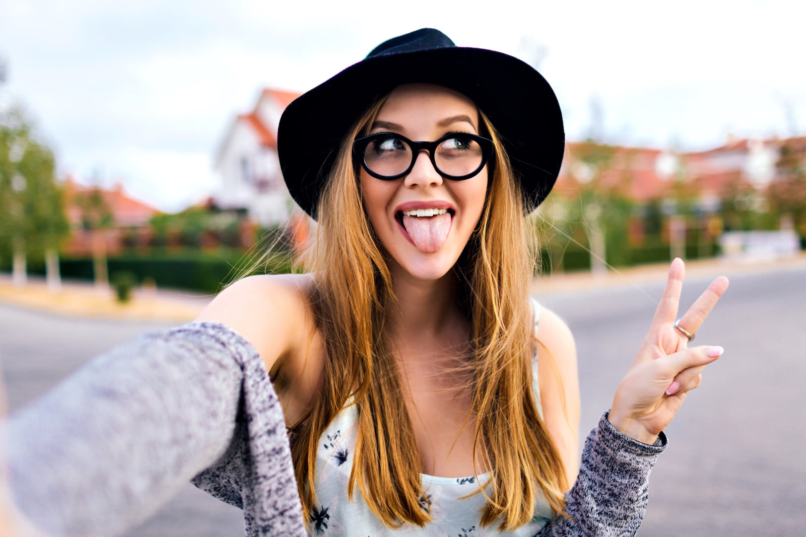 joven rubia haciendo selfie loco