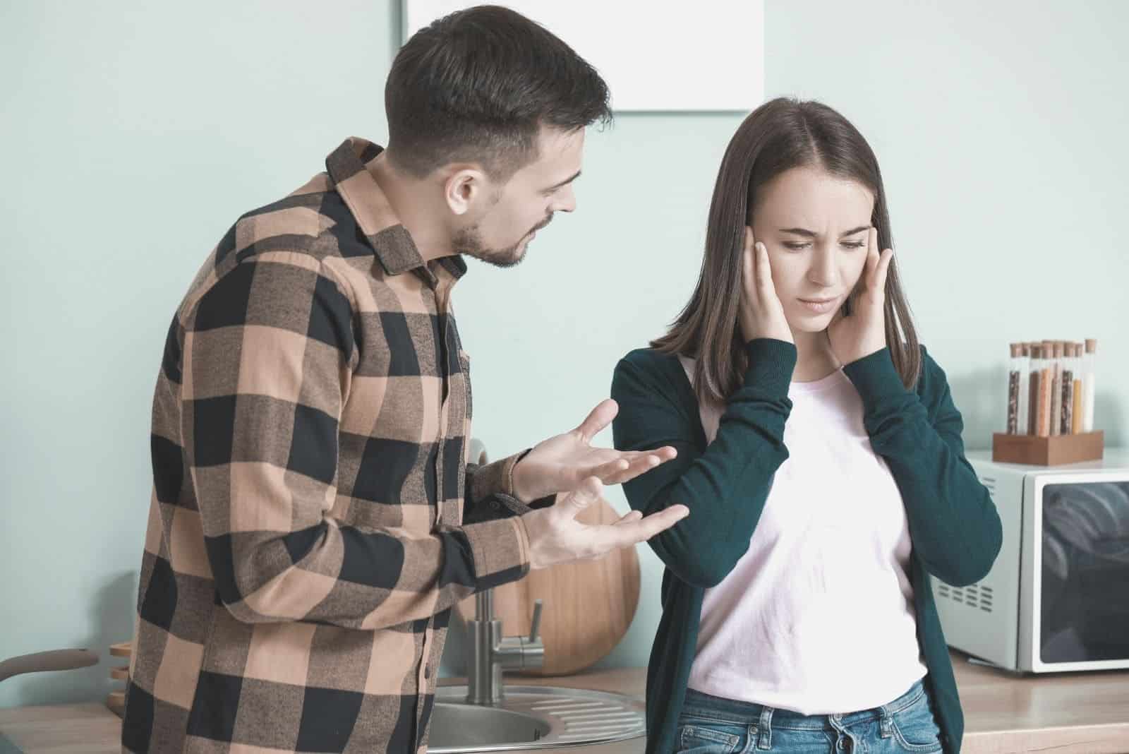 giovane coppia che litiga in cucina