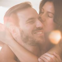 donna che bacia e abbraccia il fidanzato felice e sorridente in un'immagine ravvicinata