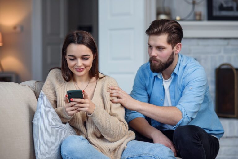 una chica que ignora a un hombre