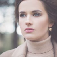 hermosa mujer pensativa mirando a lo lejos en un enfoque fotografía al aire libre