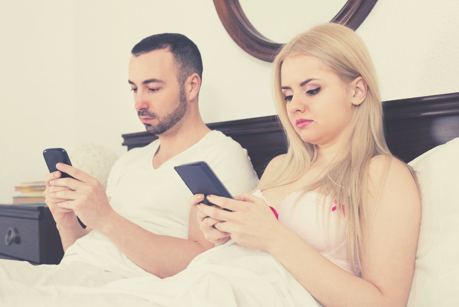This Is How Phubbing Ruins Your Relationship (It’s Not If, But When)