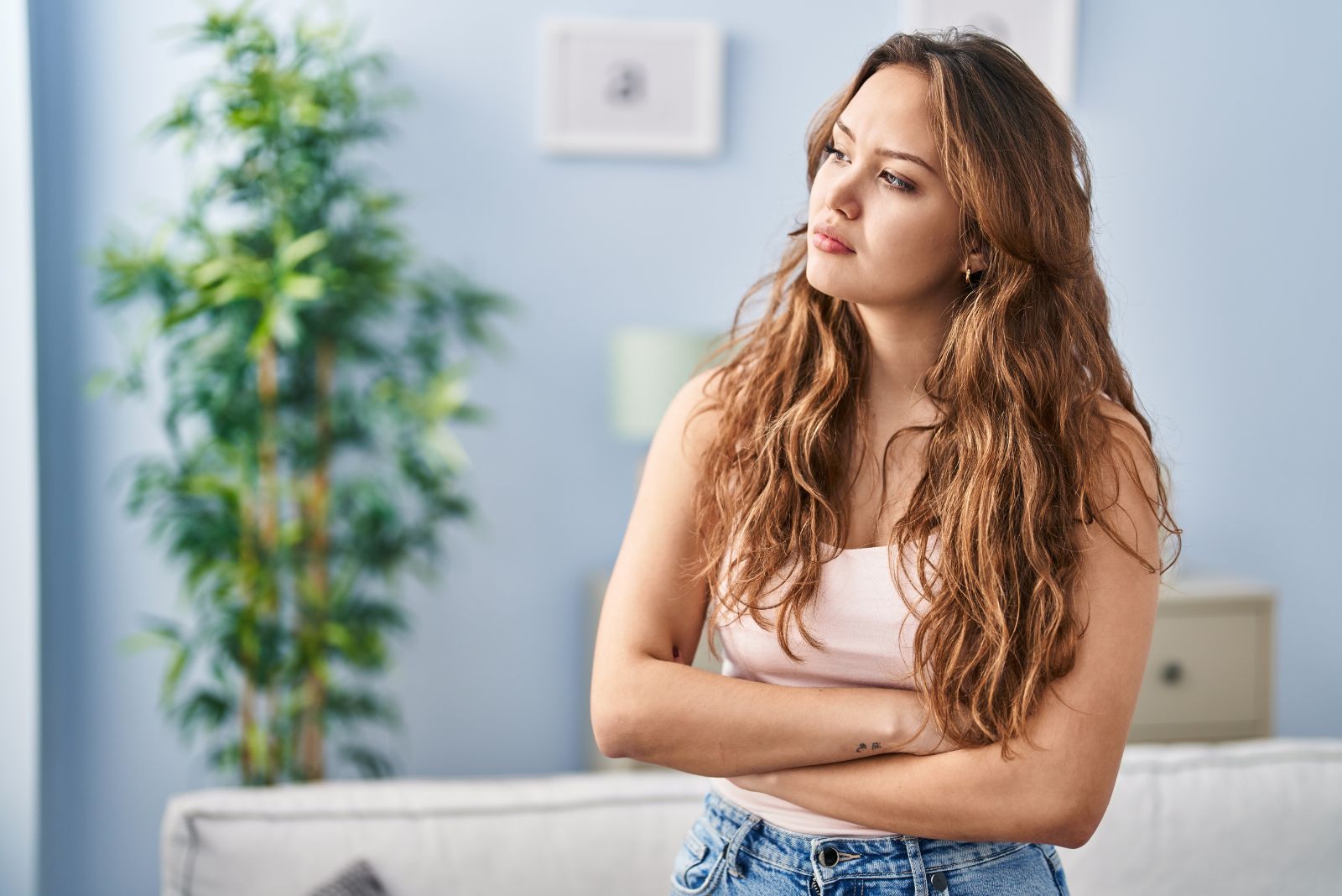 mujer joven de pie seria