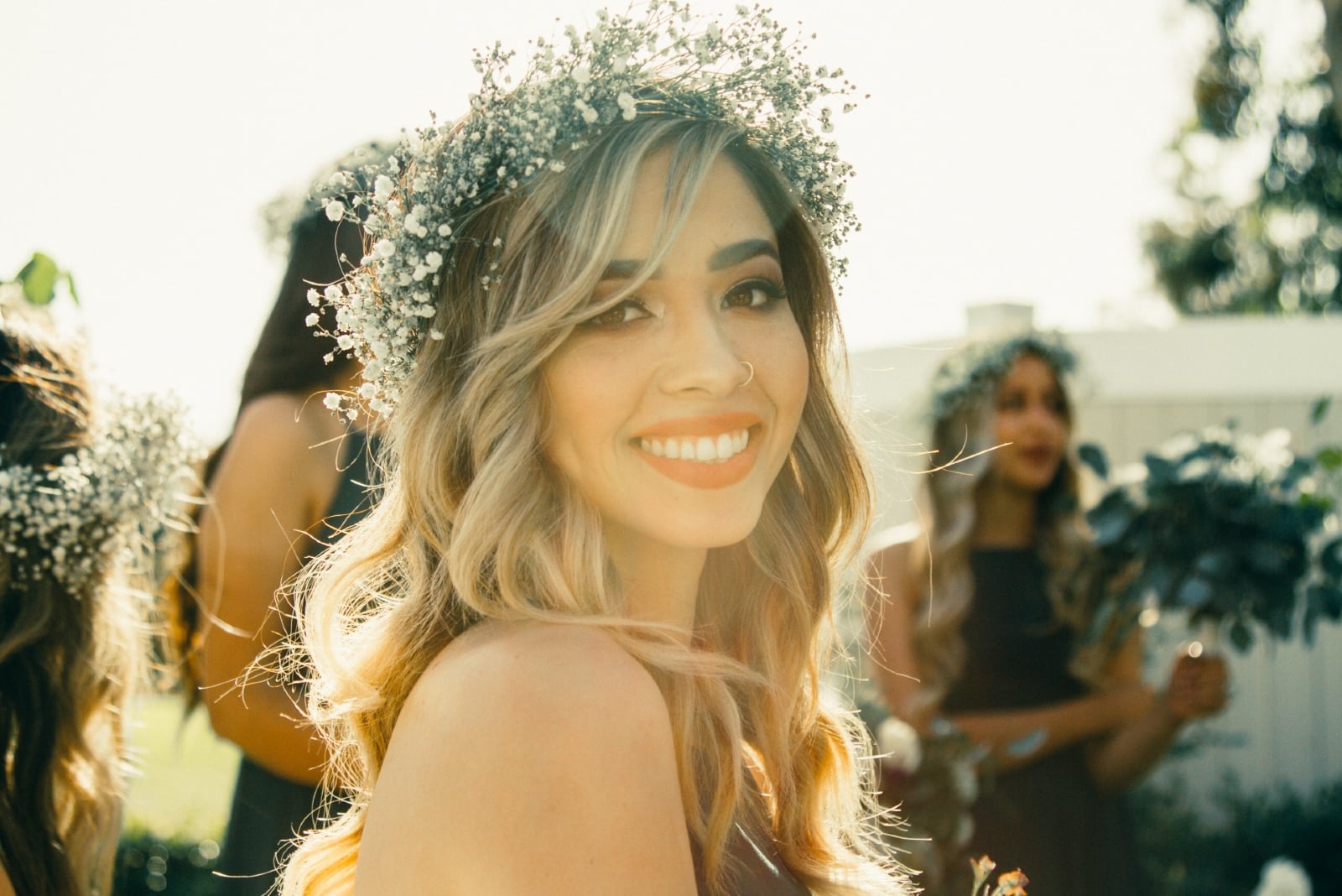 dama de honor con flores corona sonriendo