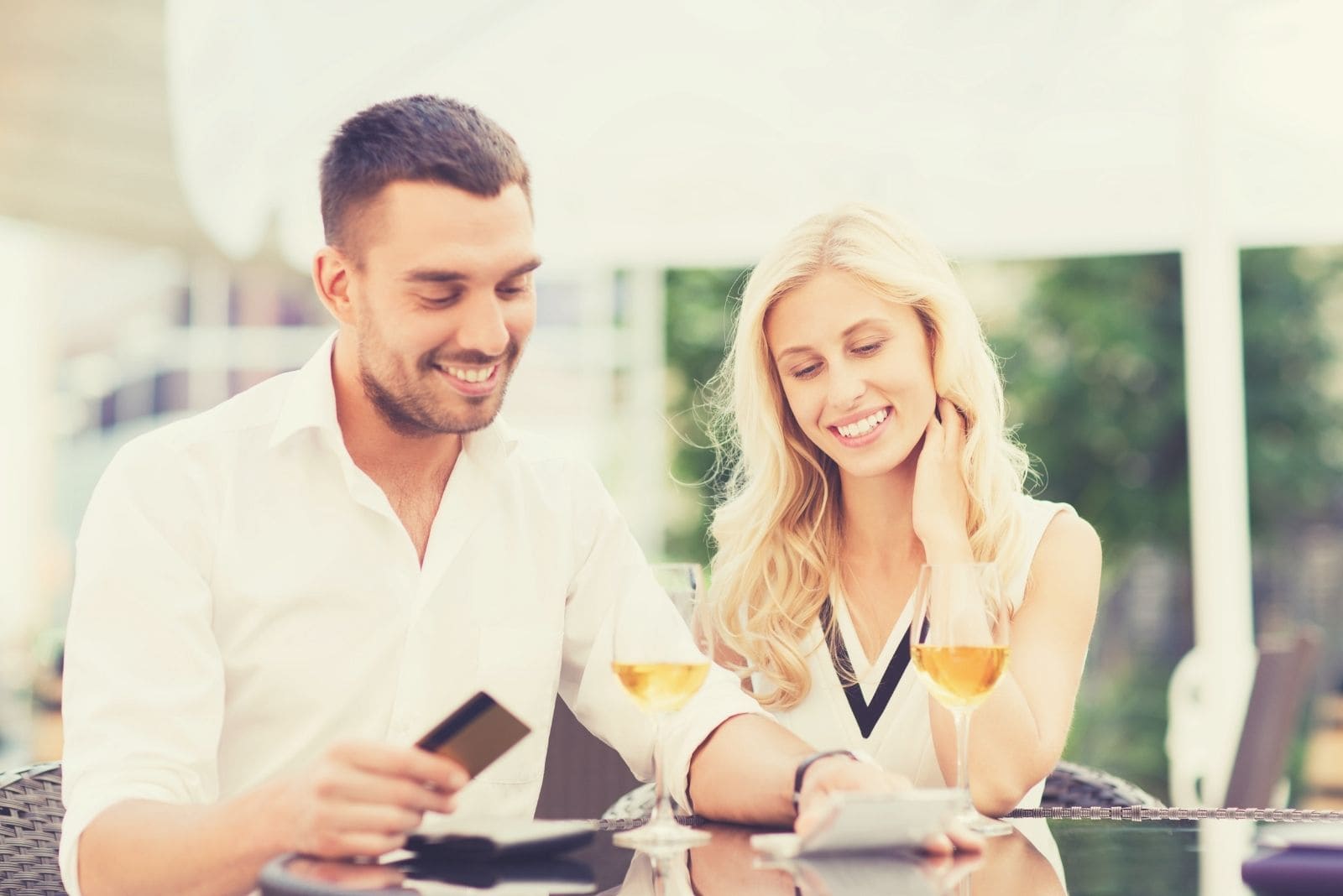 pareja feliz saliendo mirando la tarjeta de puntuación o de crédito y sonriendo