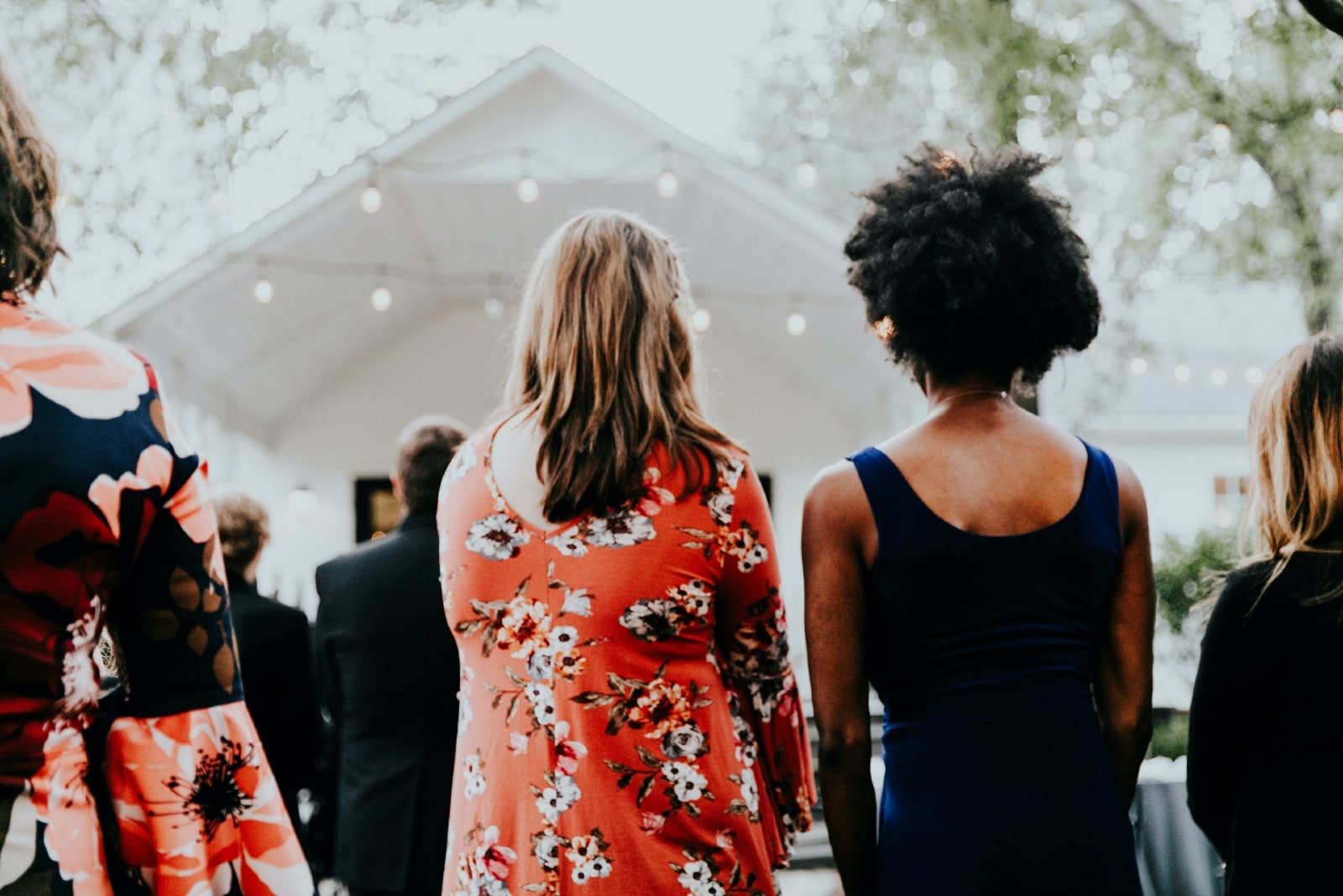 pessoas de pé ao ar livre num casamento