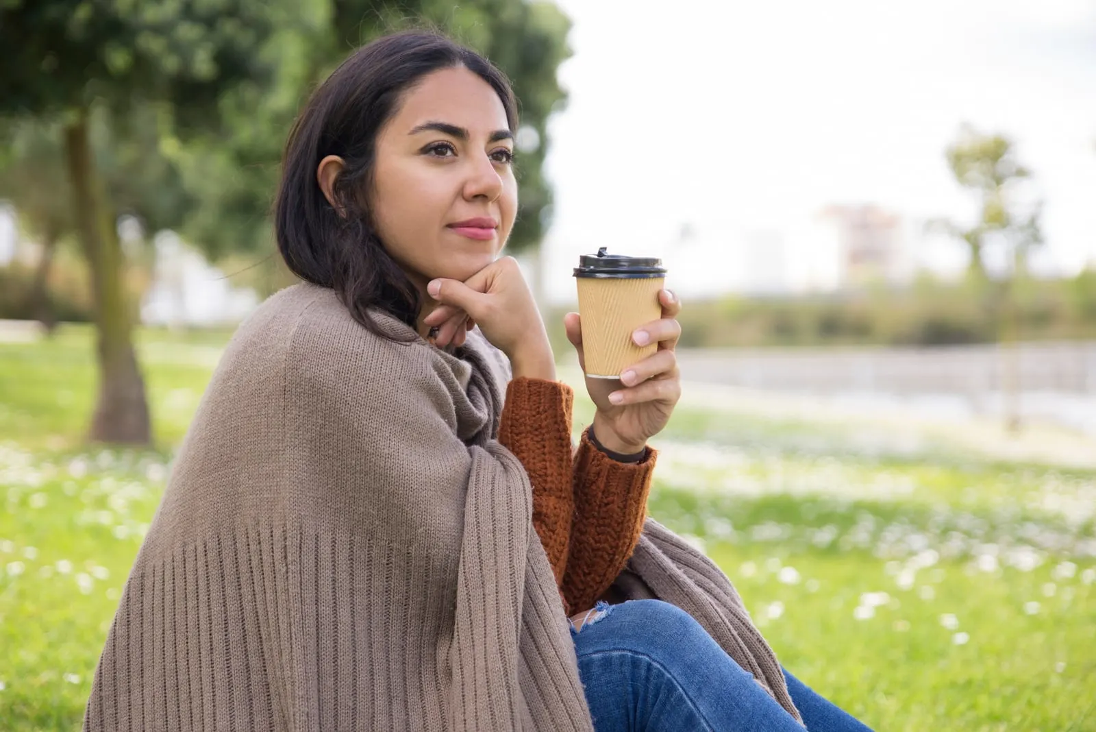 menina bonita, aproveitando a manhã ao ar livre