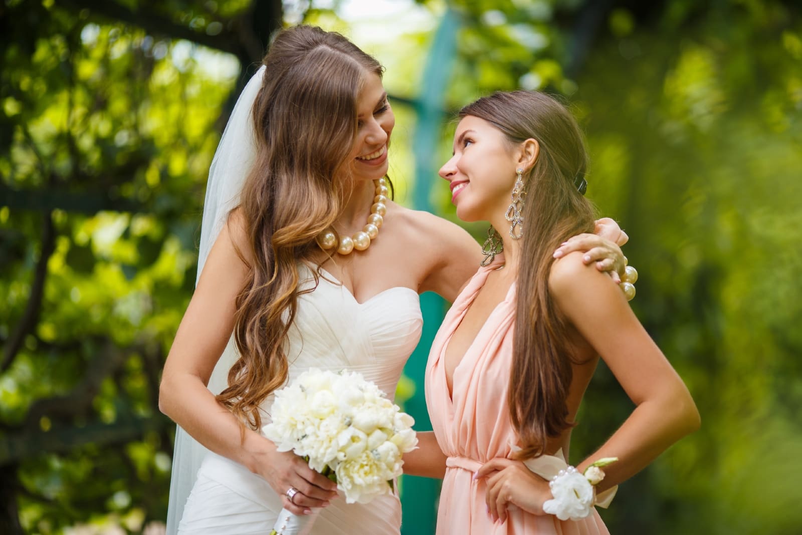 una novia feliz y su hermana mirándose a los ojos