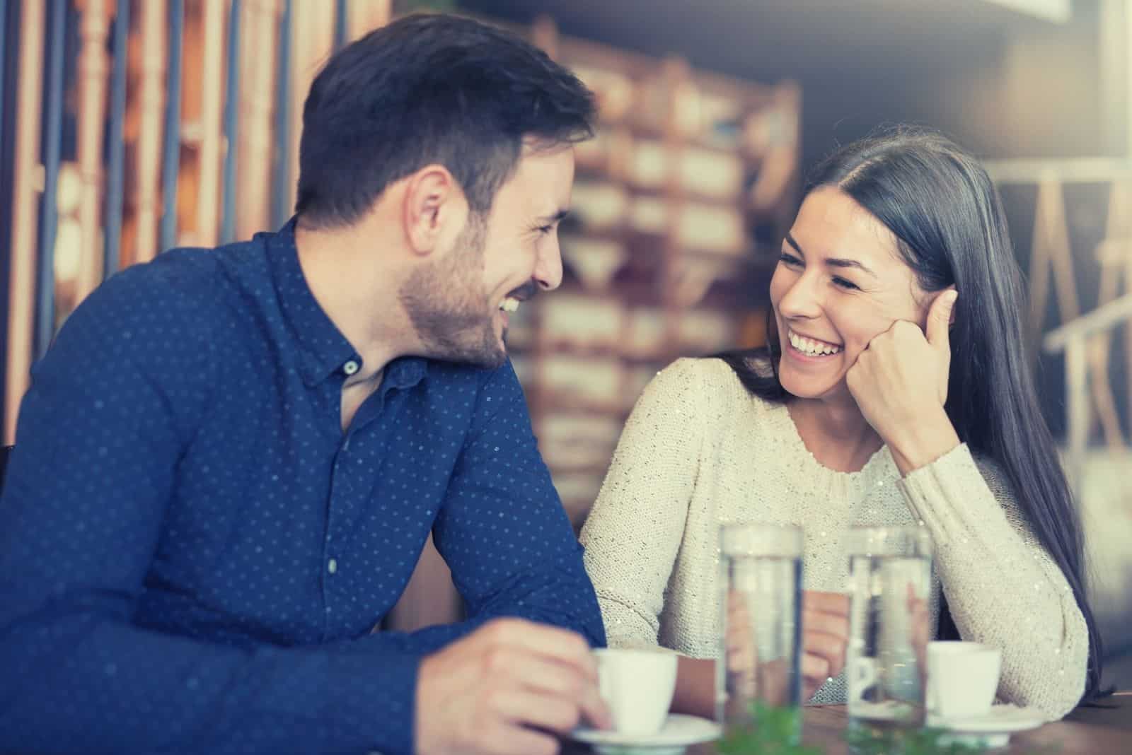 Flirten im Cafe schönes Liebespaar in einem Cafe, das Gespräche genießt