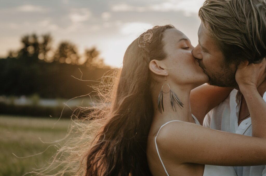 pasión-beso-en-la-naturaleza