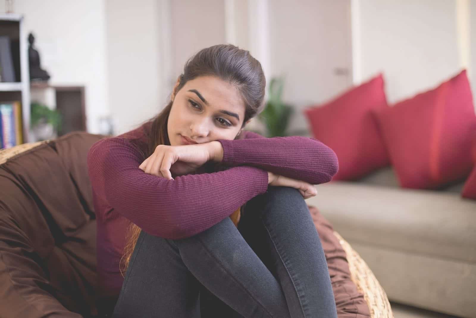 mulher triste e deprimida sentada