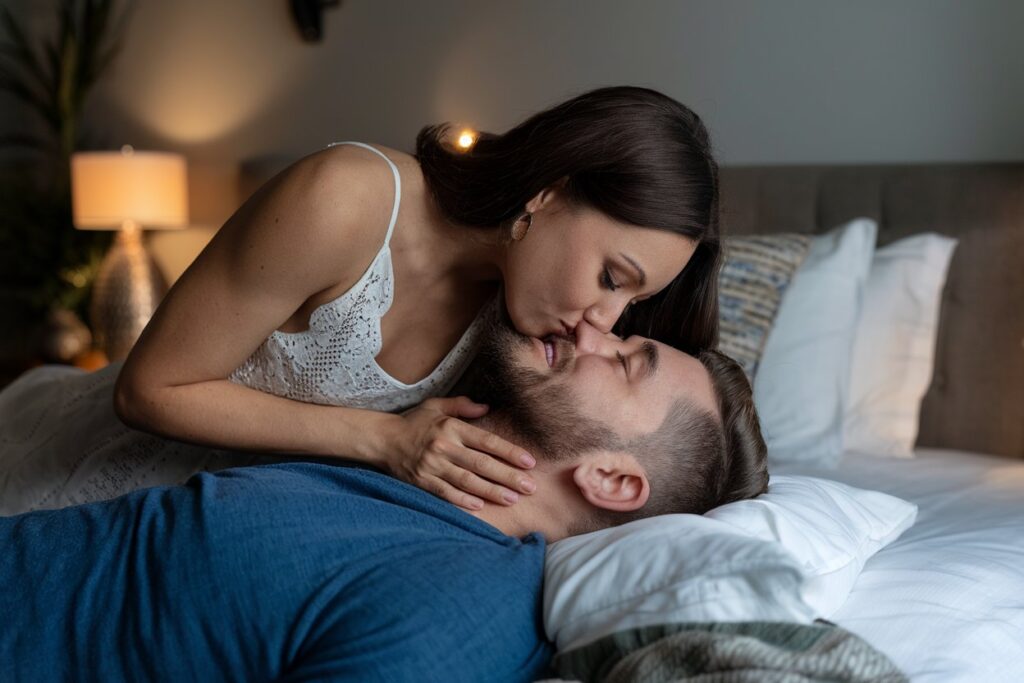 donna che bacia l'uomo in camera da letto