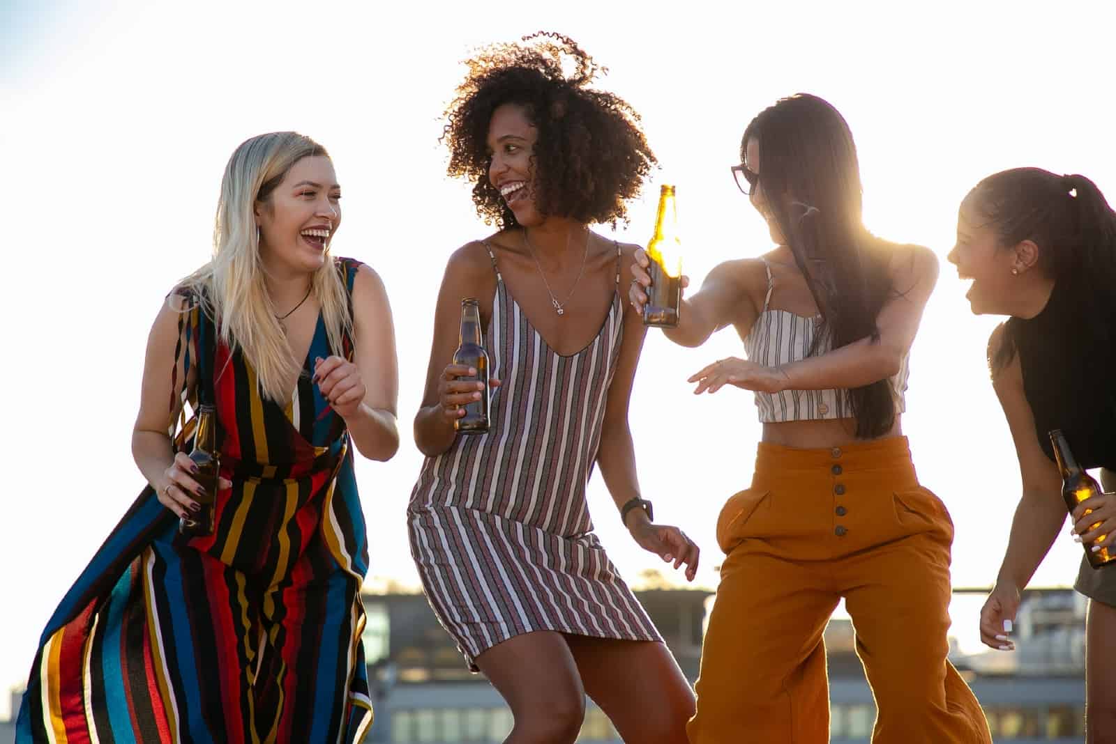 cuatro mujeres bailando en un tejado