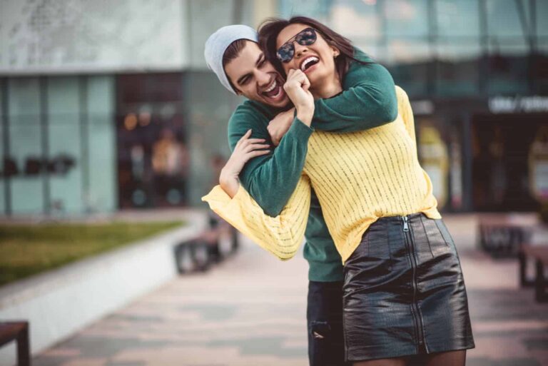 o casal feliz abraçado no exterior