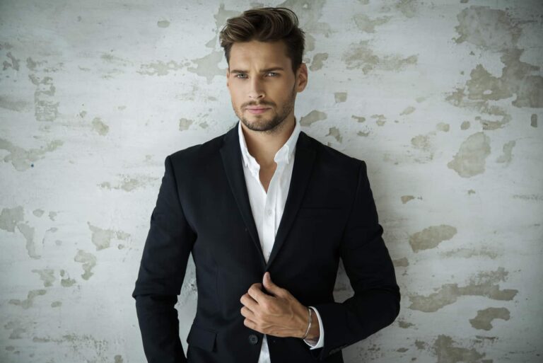 Ritratto di uomo sexy in abito nero