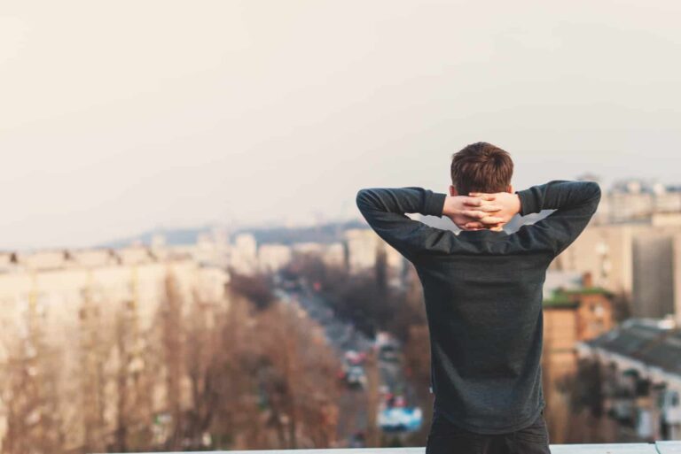 vista posteriore di un uomo che guarda la città