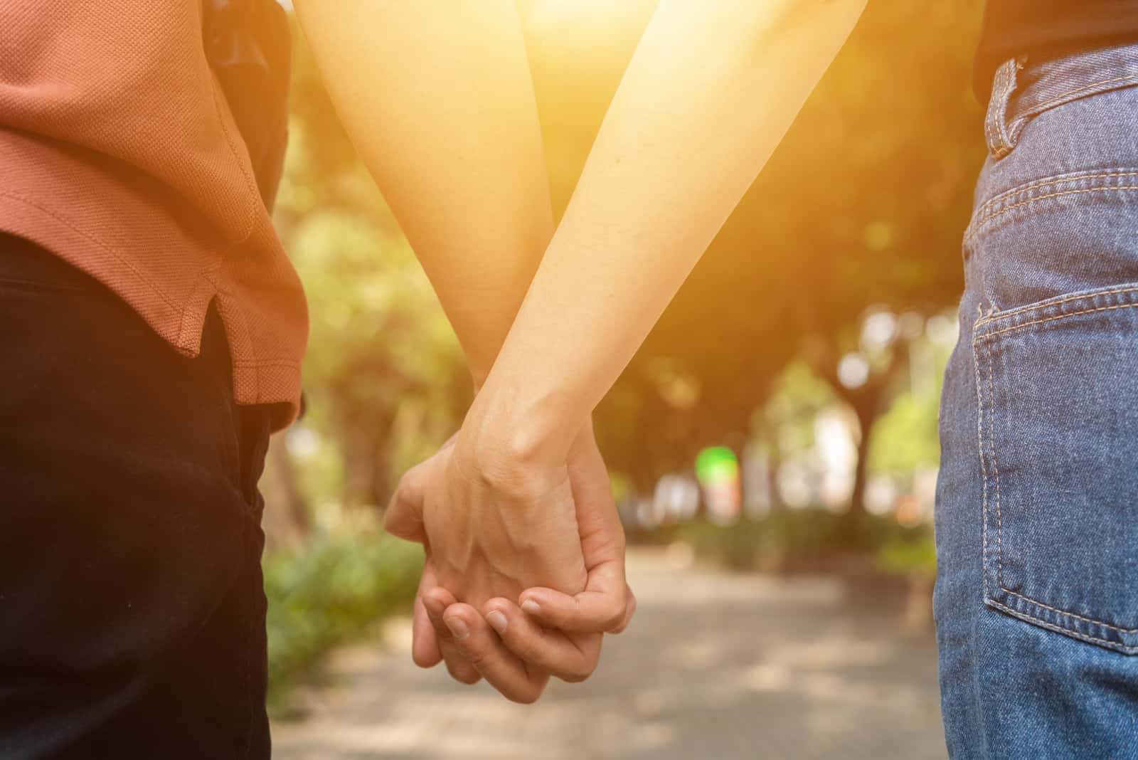 un uomo e una donna camminano e si tengono per mano