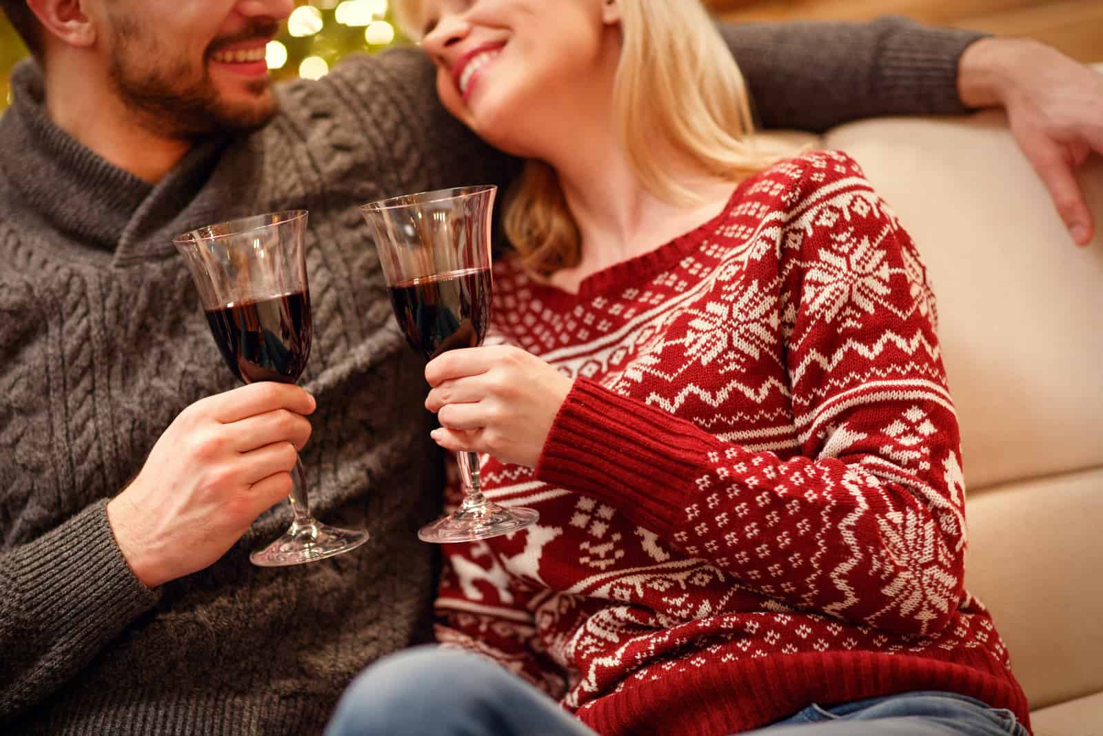 la coppia sorridente brinda con il vino