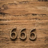 Numero 666 su sfondo in legno