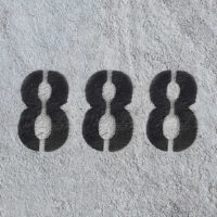 número 888 rociado sobre pared gris