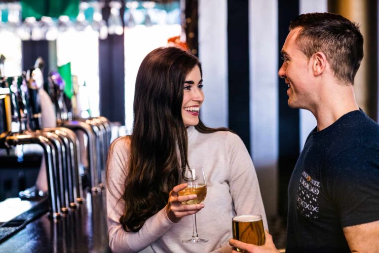un hombre y una mujer sonrientes en una cafetería