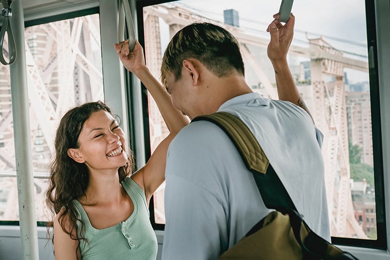 un hombre y un hombre sonriéndose durante un viaje en autobús