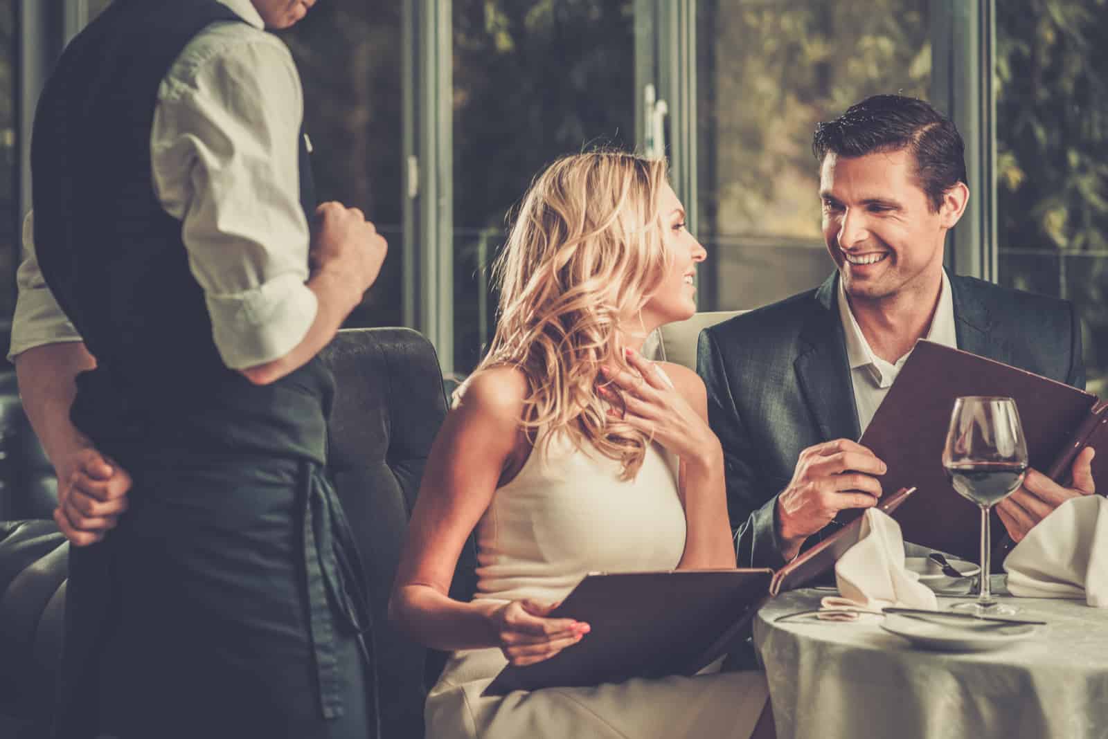 un hombre y una mujer cenando