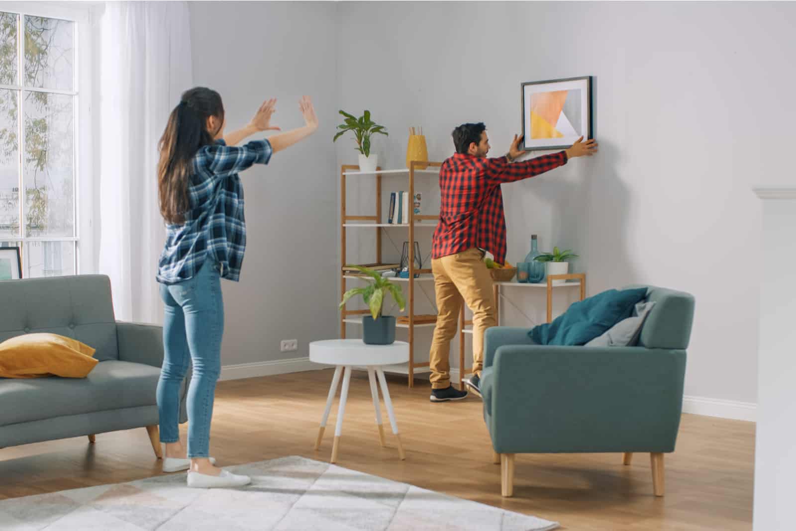 un hombre y una mujer redecoran la casa