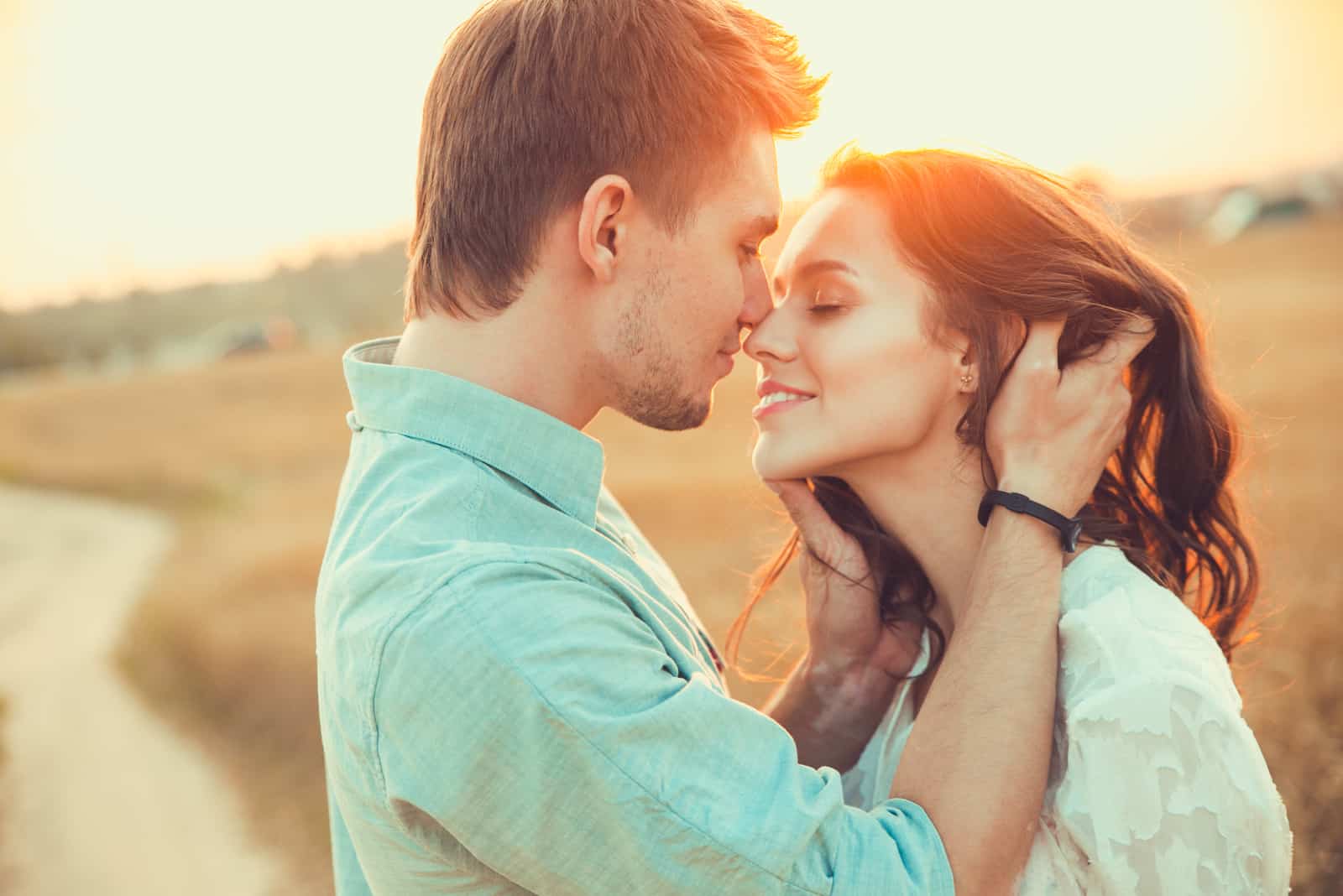 un uomo vuole baciare una donna