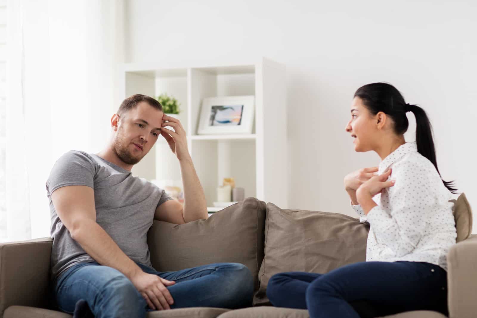 una mujer discute con un hombre