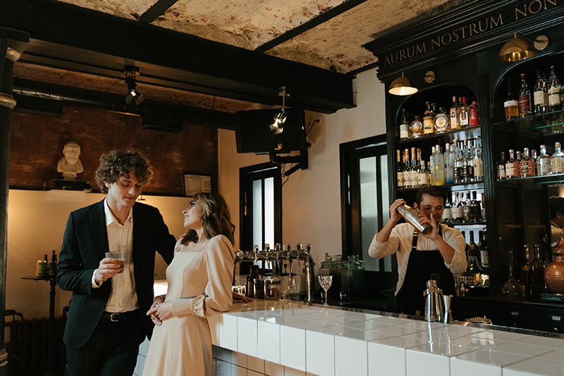 un hombre y una mujer flirteando en el bar