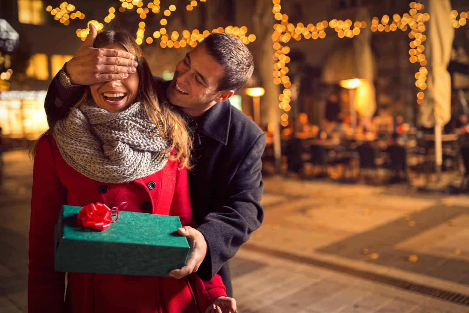 el hombre sorprendió a la mujer con un regalo