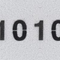 Il numero nero 1010 sul muro bianco