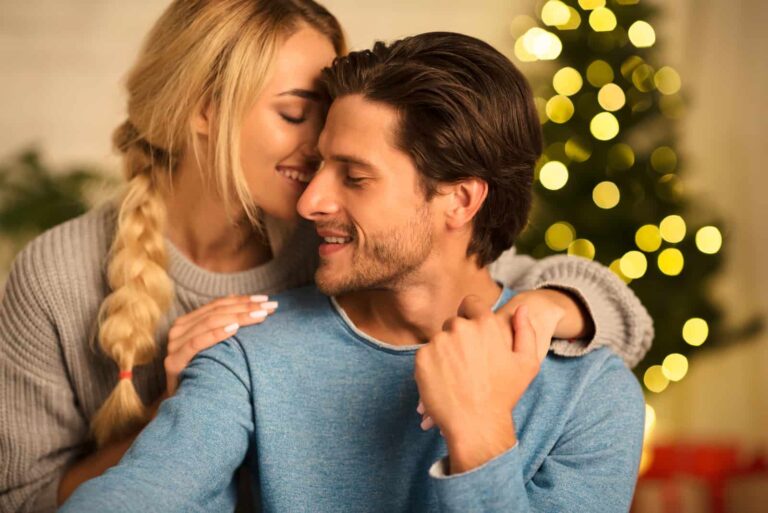 una bella donna dai lunghi capelli biondi abbracciava un uomo
