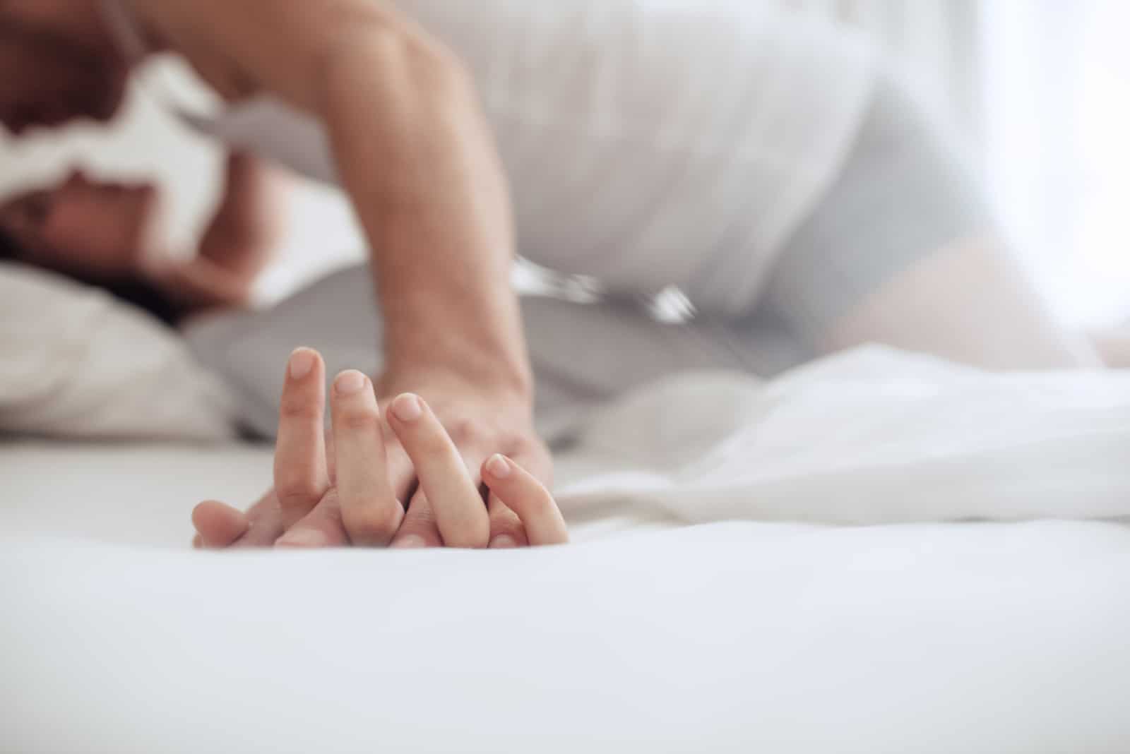 Coppia romantica a letto che si gode i preliminari sensuali