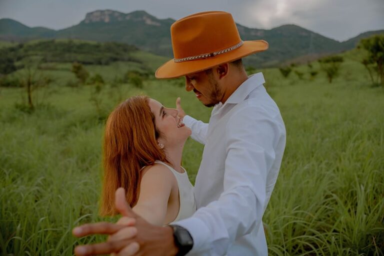 coppia sorridente che si tiene per mano