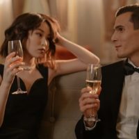hombre y mujer bebiendo champán juntos