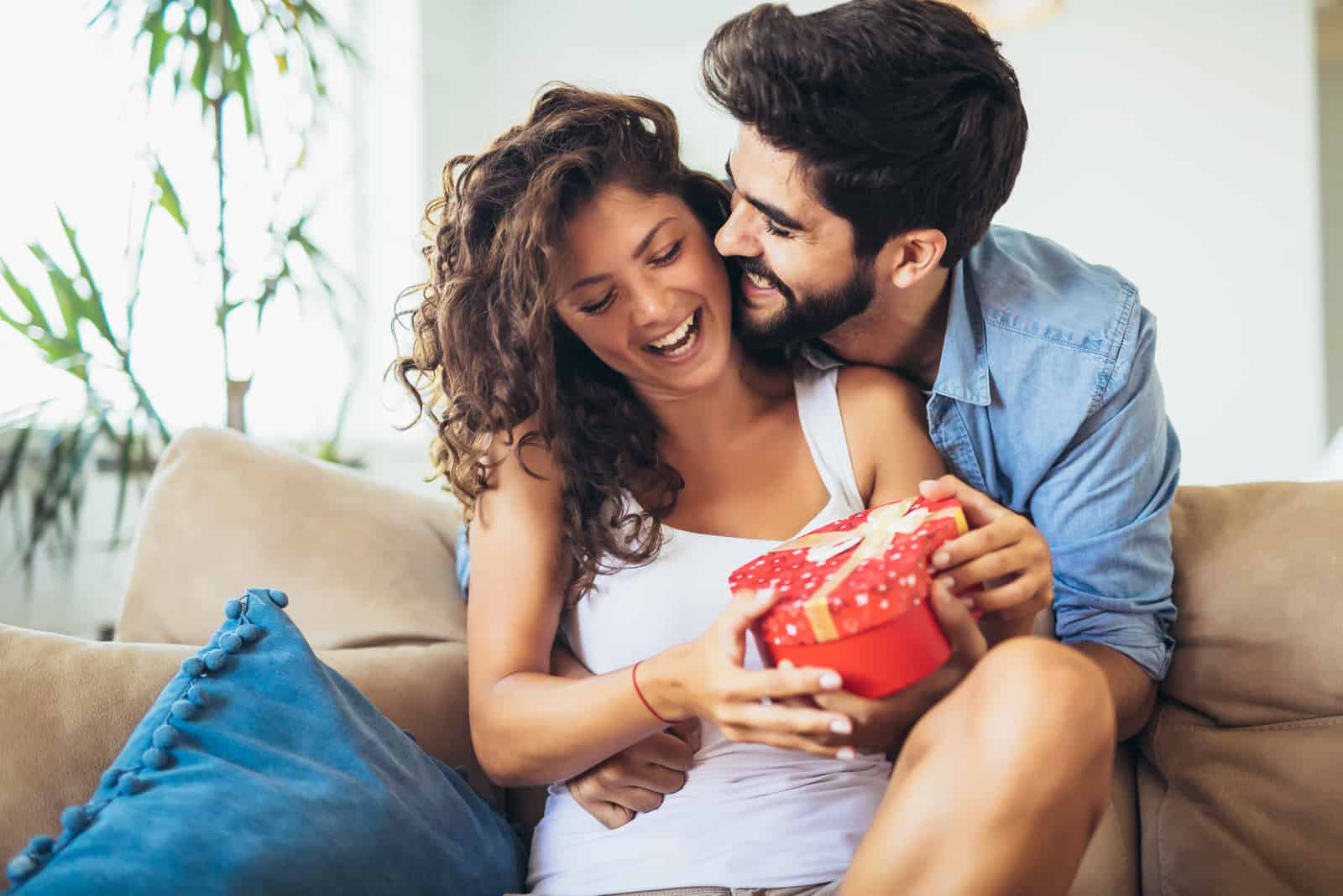 um homem comprou uma prenda para uma mulher com cabelo frisado