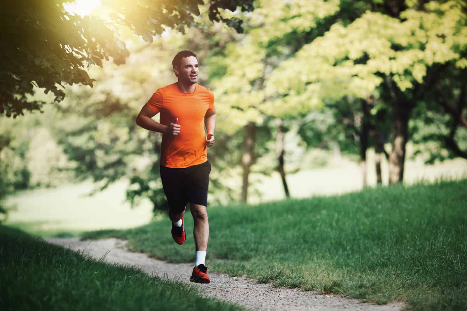 un hombre corriendo por el parque