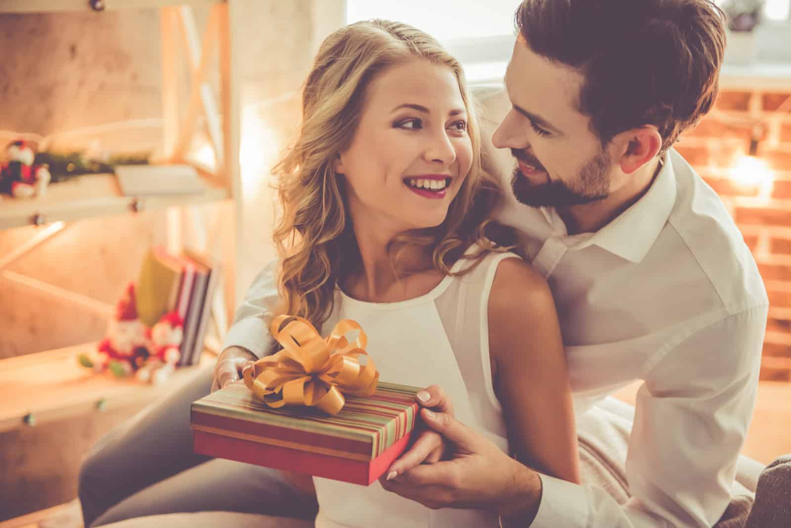 un uomo ha sorpreso una donna con un regalo