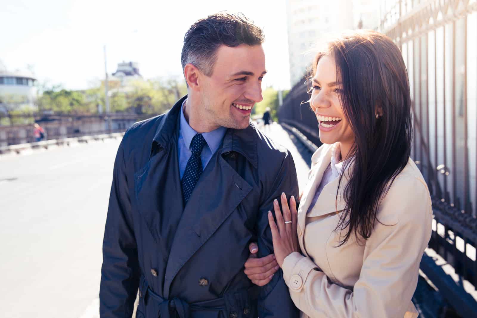 un uomo e una donna sorridenti in piedi per strada