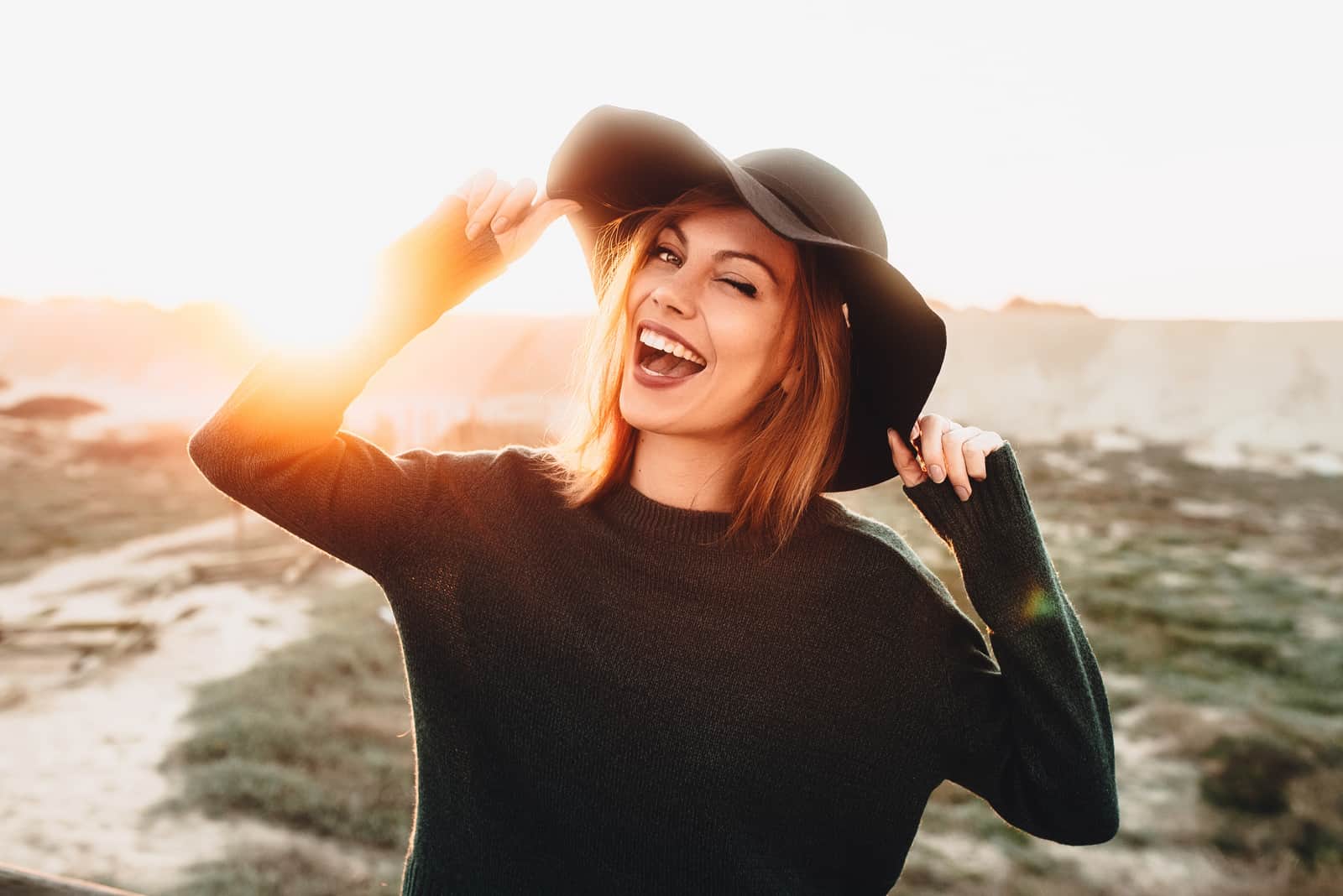 una donna sorridente con un cappello nero in testa